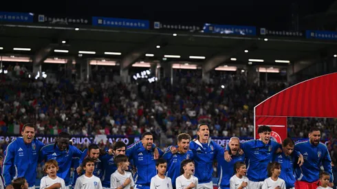 Jogadores da Itália durante o Hino Nacional durante a partida pelas eliminatórias da Copa do Mundo da FIFA 2026 entre Itália e Estônia no Estádio de Bérgamo, em 5 de setembro de 2025, em Bérgamo, Itália. (Foto: Mattia Ozbot/Getty Images)