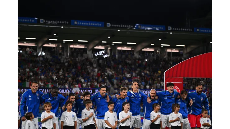 Jogadores da Itália durante o Hino Nacional durante a partida pelas eliminatórias da Copa do Mundo da FIFA 2026 entre Itália e Estônia no Estádio de Bérgamo, em 5 de setembro de 2025, em Bérgamo, Itália. (Foto: Mattia Ozbot/Getty Images)