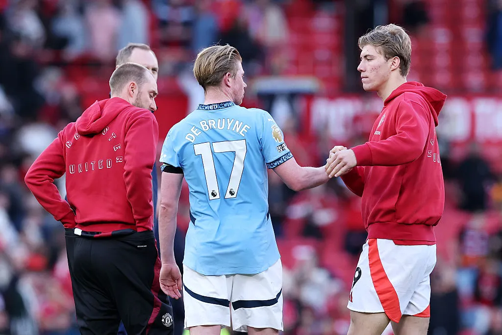 Kevin De Bruyne e Rasmus Hojlund em um Dérbi de Manchester (Photo by Michael Steele/Getty Images)