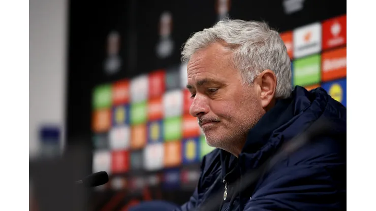 José Mourinho, técnico do Fenerbahçe, observa durante a coletiva de imprensa das oitavas de final da Liga Europa da UEFA 2024/25, no Estádio Ibrox, em 12 de março de 2025, em Glasgow, Escócia. Foto: Ian MacNicol/Getty Images