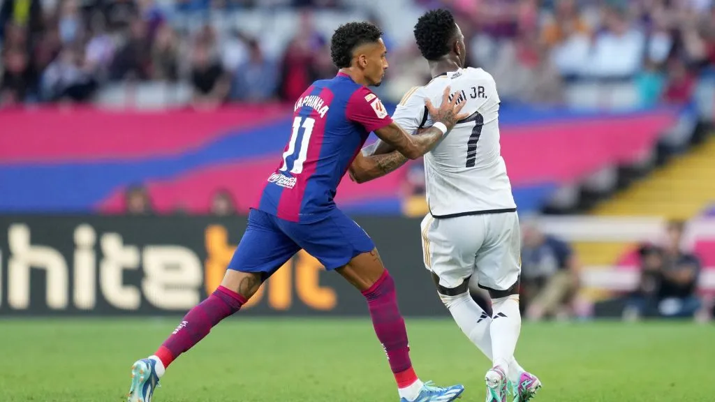 Raphinha e Vinicius Júnior vestirão as camisas de Barcelona e Real Madrid respectivamente no FIFA 26 (foto: Alex Caparros/Getty Imagens)