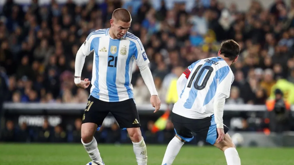 Franco Mastantuono atuou pela seleção principal ao lado de Messi. Foto: Marcos Brindicci/Getty Images