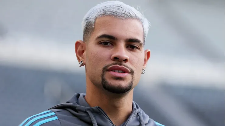 O Newcastle United enfrenta um início de temporada conturbado, mas mantém planos estratégicos para garantir a permanência de suas principais estrelas, com destaque para Bruno Guimarães, alvo de clubes europeus. (Photo by Stu Forster/Getty Images)