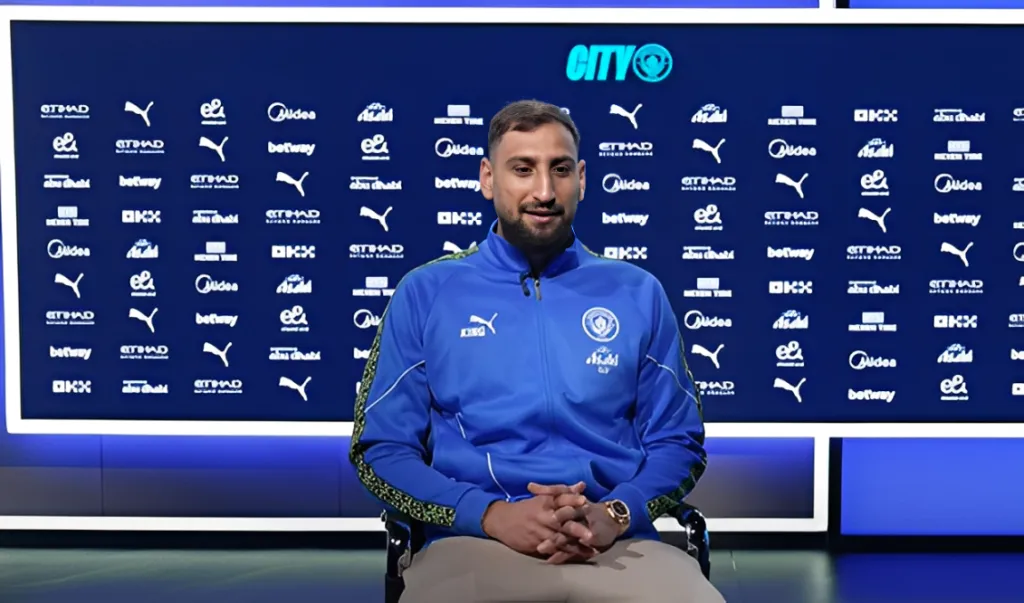 Goleiro Donnarumma comentou mais sobre sua chegada ao Manchester City. Ele comentou que todo jogador deveria ser treinado por Pep Guardiola e que quer muito vencer a Champions League pelo clube inglês. Foto: Reprodução/Youtube Oficial/Manchester City