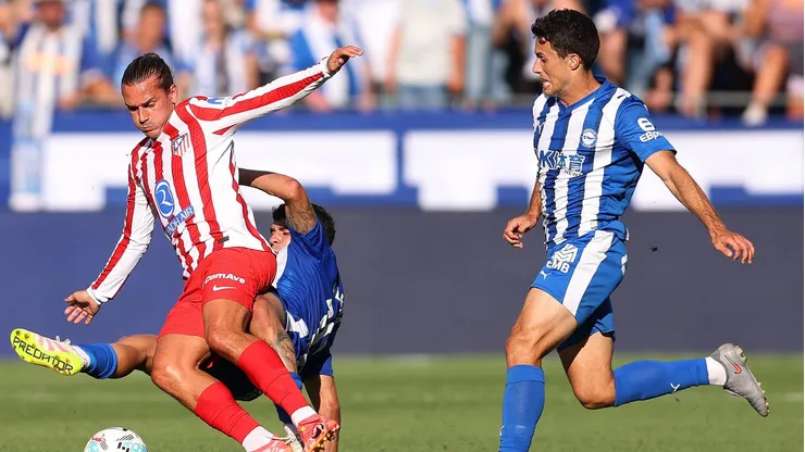Simeone busca soluções táticas e poderá contar com Antoine Griezmann como titular pela primeira vez na temporada. (Photo by Ion Alcoba Beitia/Getty Images)