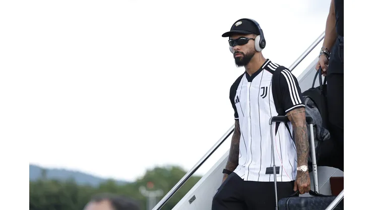 Douglas Luiz, camisa 26 da Juventus, chega ao aeroporto antes da Copa do Mundo de Clubes da FIFA 2025, em 14 de junho de 2025, em Lewisburg, Virgínia Ocidental. Foto: Michael Owens/Getty Images