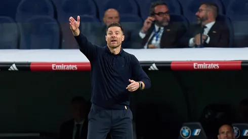 Com a chegada de Alexander Arnold e Mastantuono, além da recuperação de Carvajal e Militao, Alonso tenta dar nova solidez à defesa e opções ao ataque. (Photo by Angel Martinez/Getty Images)