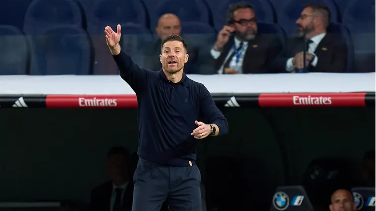 Com a chegada de Alexander Arnold e Mastantuono, além da recuperação de Carvajal e Militao, Alonso tenta dar nova solidez à defesa e opções ao ataque. (Photo by Angel Martinez/Getty Images)