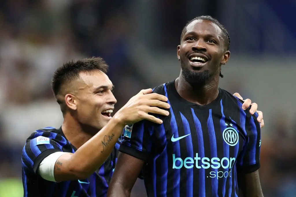 Thuram e Lautaro Martinez em jogo da Inter. (Photo by Marco Luzzani/Getty Images)