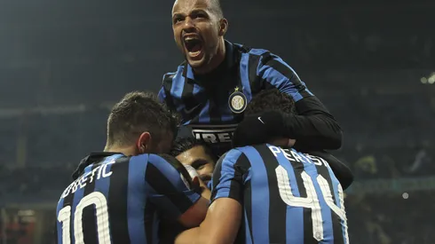 Marcelo Brozovic do FC Internazionale Milano comemora seu gol com seus companheiros Ivan Perisic (R), Stevan Jovetic (L) e Felipe Melo (up) durante a partida da Série A entre FC Internazionale Milano e Frosinone Calcio no Stadio Giuseppe Meazza em 22 de novembro de 2015 em Milão, Itália. Foto: Marco Luzzani/Getty Images