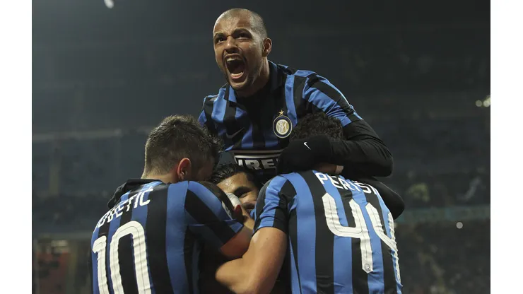 Marcelo Brozovic do FC Internazionale Milano comemora seu gol com seus companheiros Ivan Perisic (R), Stevan Jovetic (L) e Felipe Melo (up) durante a partida da Série A entre FC Internazionale Milano e Frosinone Calcio no Stadio Giuseppe Meazza em 22 de novembro de 2015 em Milão, Itália. Foto: Marco Luzzani/Getty Images