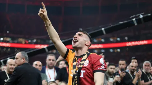 O Atlético Madrid monitora o ponta turco Yunus Akgün, do Galatasaray, enquanto outros clubes europeus também acompanham seu desempenho. (Photo by Ahmad Mora/Getty Images)