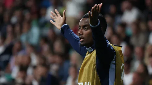 Isak durante jogo da Suécia nas Eliminatórias (Foto: Timothy Rogers/Getty Images)