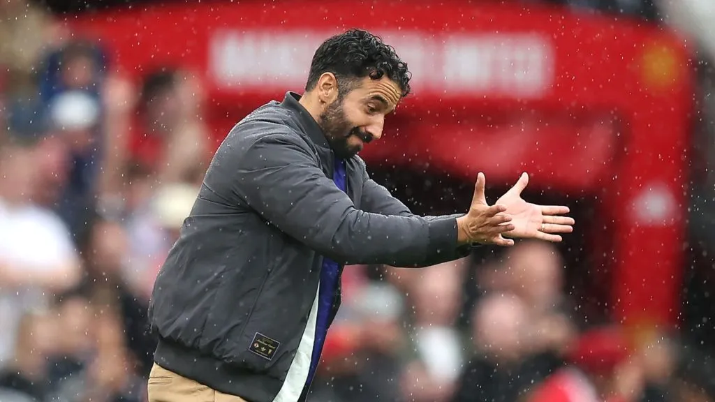 Ruben Amorim passa orientação aos jogadores durante o confronto na Premier League (Foto: Matt McNulty/Getty Images)