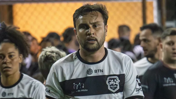 Gustavo Gentile, o habilidoso camisa 8 da GALERIA, entrou no gramado inspirado por samba e com a missão de ajudar a equipe