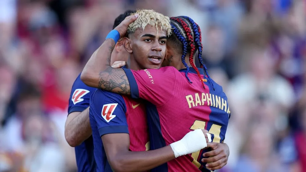 Yamal e Raphinha são os grandes nomes do time do Barcelona. Foto: Judit Cartiel/Getty Images