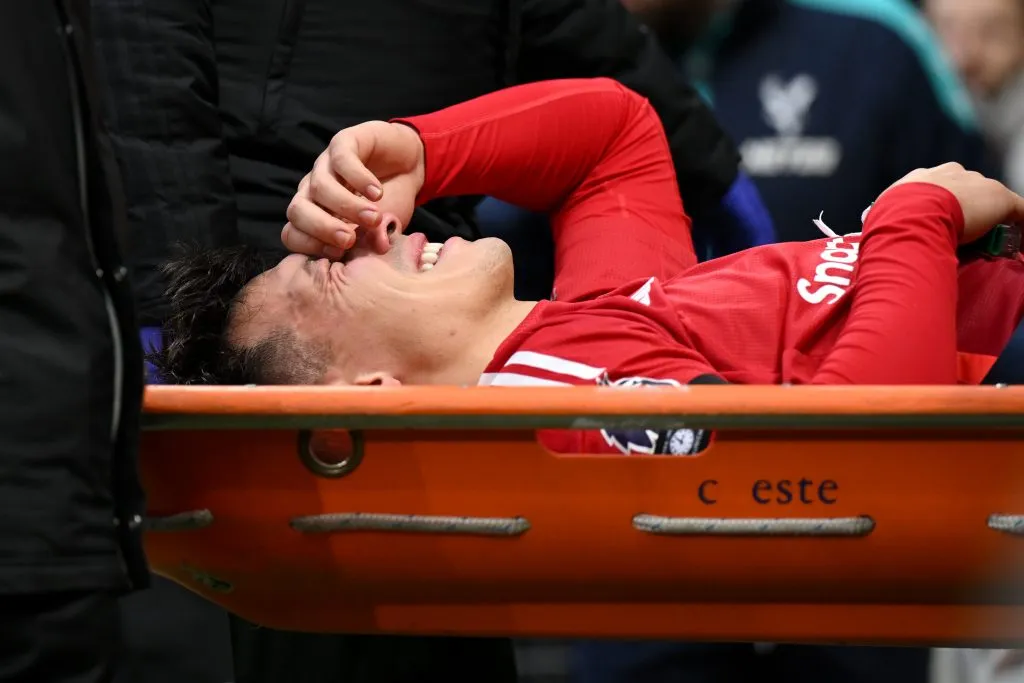 Lisandro Martínez sofreu uma grave lesão no joelho no começo deste ano, e segundo o jornalista Fabrizio Romano, ele deve retornar em breve e clube já pensa em renovação. (Foto: Michael Regan/Getty Images)