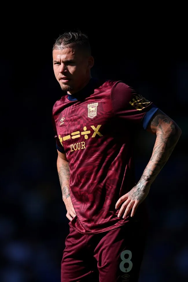 Kalvin Phillips em ação pelo Ipswich Town. Ele agora retornou ao elenco do Manchester City, segundo o  The Telegraph. Agora, ele vai em buscar de suas oportunidades, já que a última vez ele atuou em dezembro de 2023 (Foto: Jan Kruger/Getty Images)