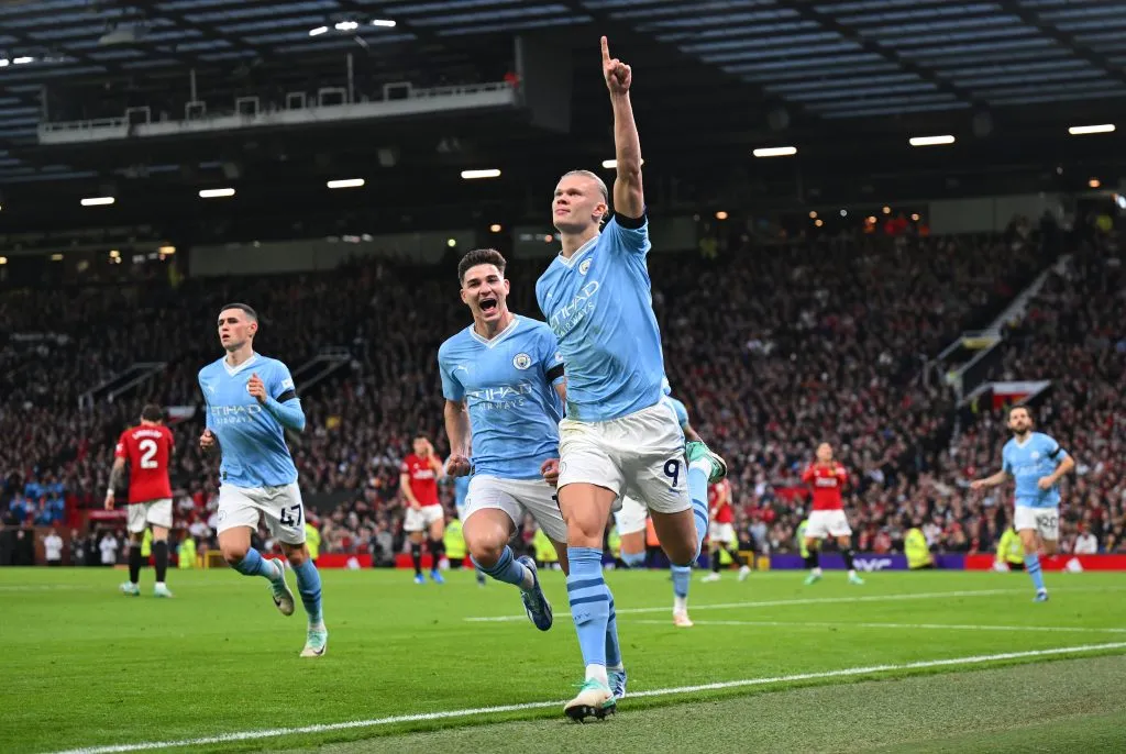 manchester city vs manchester united - haaland comemora gol contra red devils, de camisa azul e bermuda branca