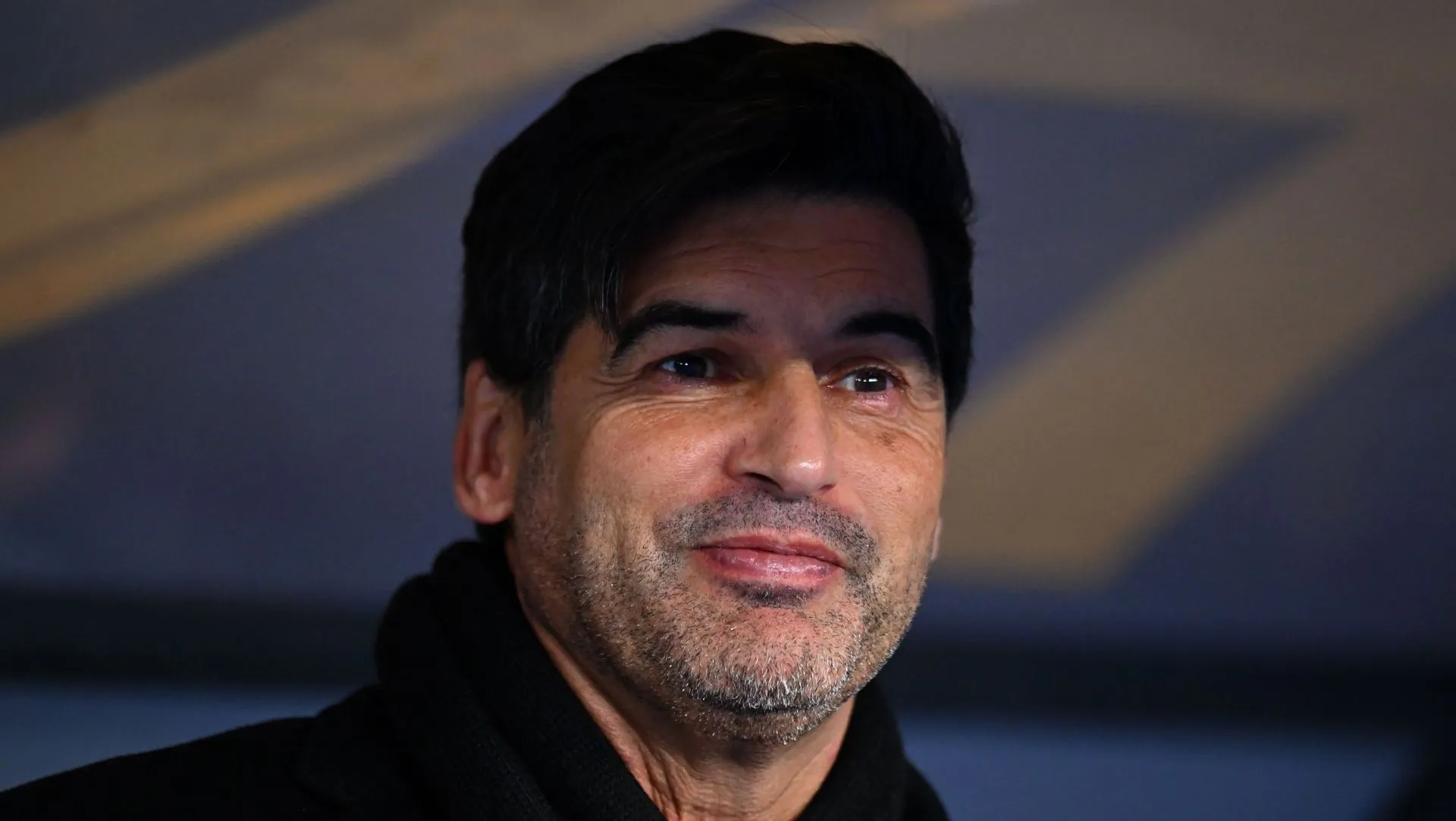 Paulo Fonseca, técnico do Lyon, assiste partida sentado no banco. Foto: Alessandro Sabattini/Getty Images