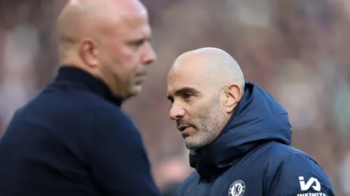 Enzo Maresca e Arne Slot em partida entre Chelsea e Liverpool. Foto: Carl Recine/Getty Images