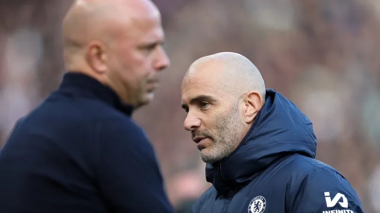 Enzo Maresca e Arne Slot em partida entre Chelsea e Liverpool. Foto: Carl Recine/Getty Images