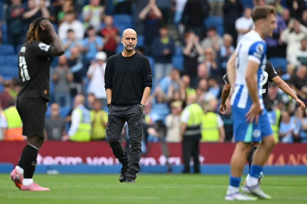 Pep Guardiola, técnico do Manchester City, parece abatido após a derrota da equipe durante a partida da Premier League entre Brighton &amp; Hove Albion e Manchester City no Amex Stadium, em 31 de agosto de 2025, em Brighton, Inglaterra. Foto: Mike Hewitt/Getty Images