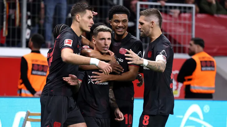 Jogadores do Bayer Leverkusen comemorando gol. Foto: Lars Baron