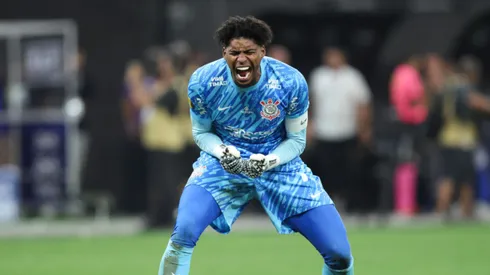 Hugo Souza em ação pelo Corinthians.