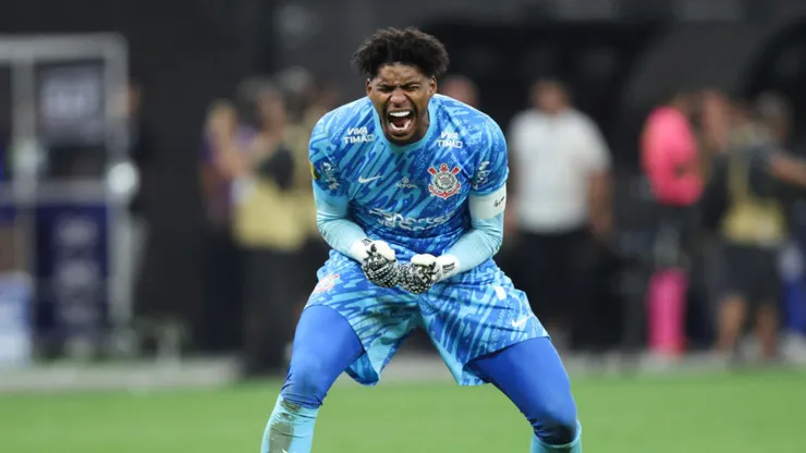 Hugo Souza em ação pelo Corinthians.
