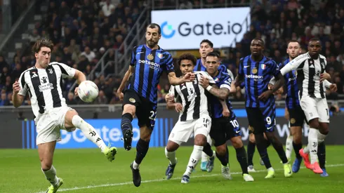 Dusan Vlahovic, da Juventus, disputa a bola com Henrikh Mkhitaryan, do FC Internazionale, durante a partida da Série A entre FC Internazionale e Juventus, no Estádio Giuseppe Meazza, em 27 de outubro de 2024, em Milão, Itália. Foto: Marco Luzzani/Getty Images