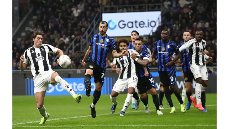 Dusan Vlahovic, da Juventus, disputa a bola com Henrikh Mkhitaryan, do FC Internazionale, durante a partida da Série A entre FC Internazionale e Juventus, no Estádio Giuseppe Meazza, em 27 de outubro de 2024, em Milão, Itália. Foto: Marco Luzzani/Getty Images