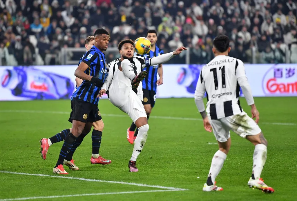 Weston McKennie, da Juventus, tenta controlar a bola sob pressão de Denzel Dumfries, do FC Internazionale, durante a partida da Série A entre Juventus e FC Internazionale no Estádio Allianz, em 16 de fevereiro de 2025, em Turim, Itália. Foto: Valerio Pennicino/Getty Images