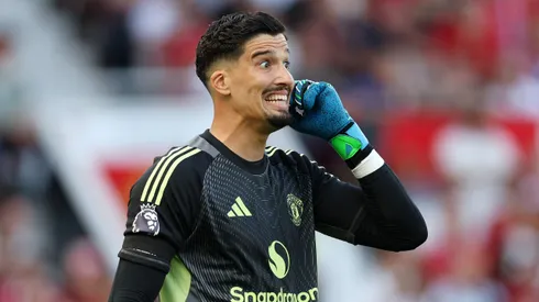 Altay Bayındır em ação pelo Manchester United. (Photo by Michael Regan/Getty Images)