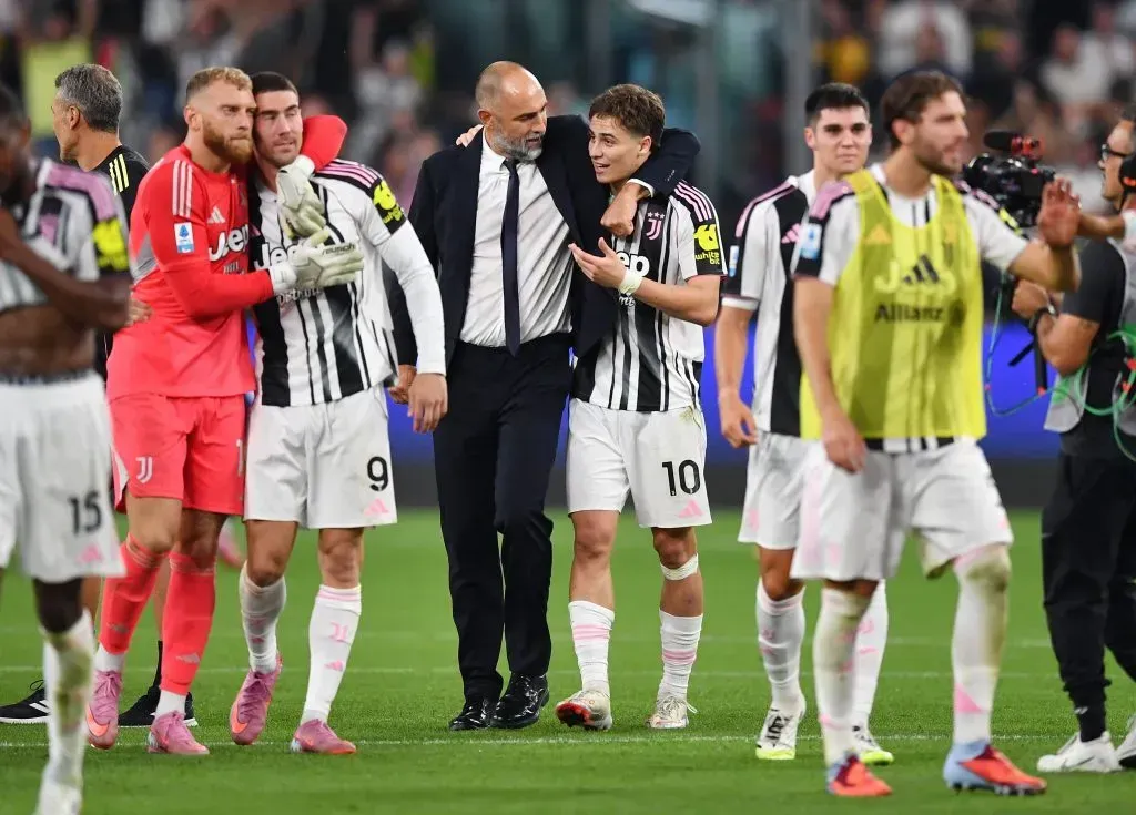 Jogadores da Juventus comemorando a vitória ao lado de Igor Tudor. (Photo by Valerio Pennicino/Getty Images)