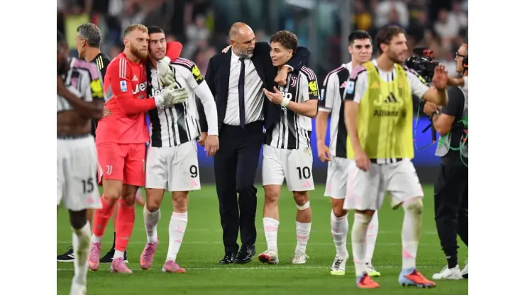 Jogadores da Juventus comemorando a vitória ao lado de Igor Tudor. (Photo by Valerio Pennicino/Getty Images)