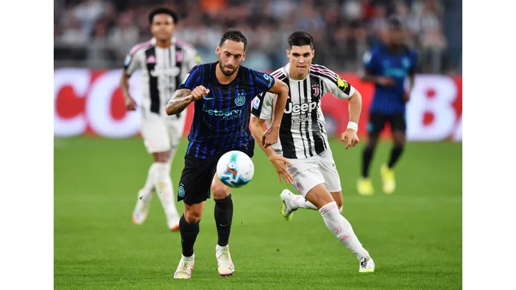 Hakan Calhanoglu, da Internazionale, disputa a posse de bola com Vasilije Adzic, da Juventus, durante a partida da Série A entre Juventus FC e FC Internazionale no Estádio Allianz, em 13 de setembro de 2025, em Turim, Itália. Foto: Valerio Pennicino/Getty Images