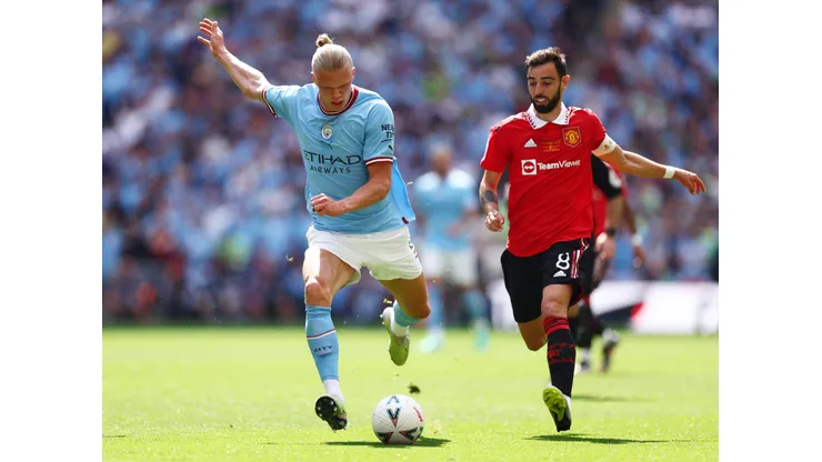 Erling Haaland, do Manchester City, passa a bola sob pressão de Bruno Fernandes, do Manchester United, durante a final da Emirates FA Cup entre Manchester City e Manchester United, no Estádio de Wembley, em 3 de junho de 2023, em Londres, Inglaterra. Foto: Clive Rose/Getty Images