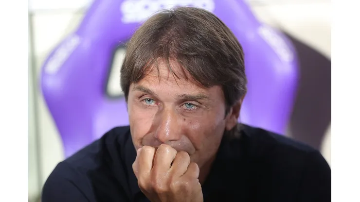 Antonio Conte, técnico do SSC Napoli, observa durante a partida da Série A entre ACF Fiorentina e SSC Napoli no Artemio Franchi, em 13 de setembro de 2025, em Florença, Itália. Foto: Gabriele Maltinti/Getty Images