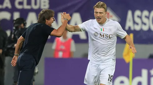 Hojlund marca logo na estreia pelo Napoli e reacende críticas da torcida do Manchester United sobre a gestão de saídas em Old Trafford. (Photo by Gabriele Maltinti/Getty Images)