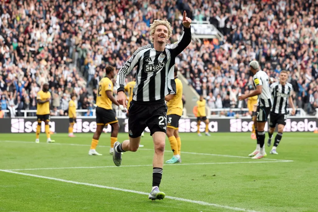 Ingleses provocam Alexander Isak após estreia perfeita de Nick Woltemade pelo Newcastle: “Alexandre quem?”