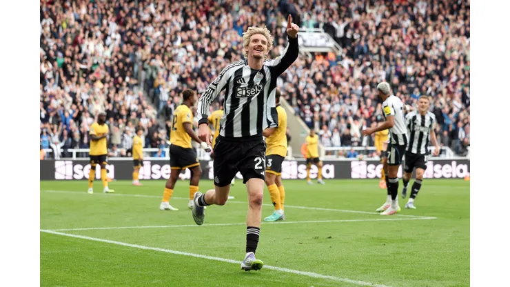 Nick Woltemade, do Newcastle United, comemora o primeiro gol de sua equipe durante a partida da Premier League entre Newcastle United e Wolverhampton Wanderers no St James' Park, em 13 de setembro de 2025, em Newcastle upon Tyne, Inglaterra. Foto: Matt McNulty/Getty Images