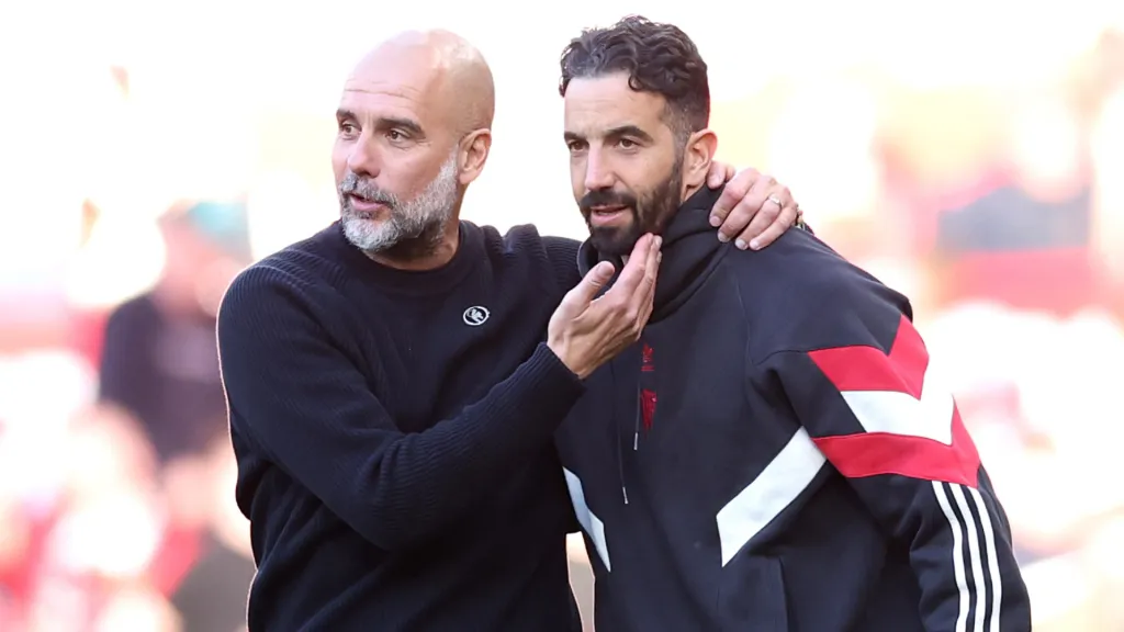 Pep Guardiola e Ruben Amorim em jogo entre Manchester City e United. (Foto: Michael Steele/Getty Images)