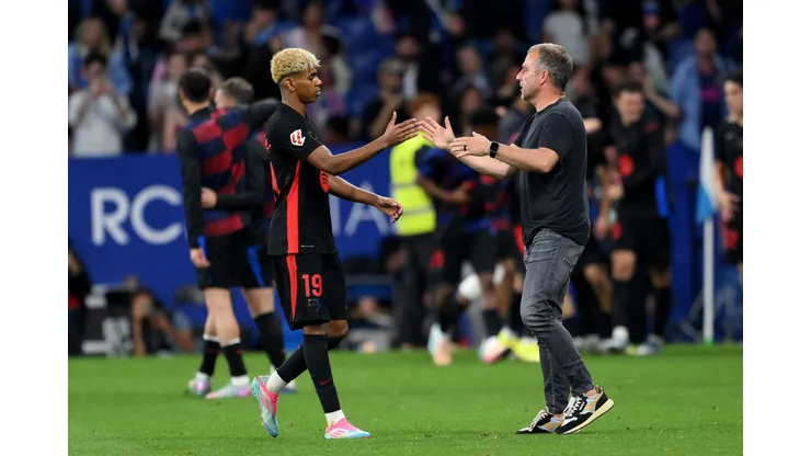 Yamal e Hansi Flick em jogo do Barcelona. (Photo by David Ramos/Getty Images)
