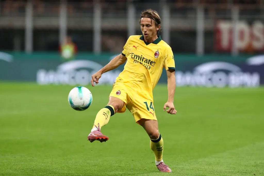 Luka Modric, do Milan, controla a bola durante a partida da Série A entre Milan e Bologna FC 1909, no Estádio Giuseppe Meazza, em 14 de setembro de 2025, em Milão, Itália. Foto: Marco Luzzani/Getty Images