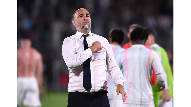 Igor Tudor, técnico da Juventus, demonstra gratidão aos torcedores após a vitória do time por 3 a 2, após a partida da Série A entre Venezia e Juventus, no Estádio Pier Luigi Penzo, em 25 de maio de 2025, em Veneza, Itália. Foto: Alessandro Sabattini/Getty Images