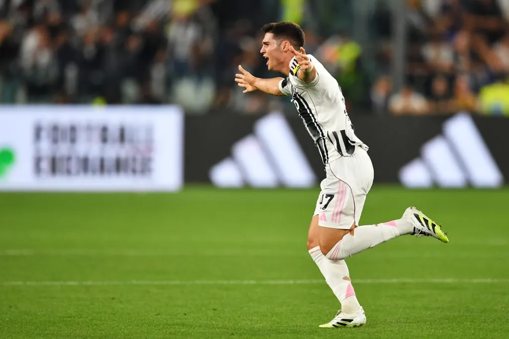 Vasilije Adzic, da Juventus, comemora o quarto gol de sua equipe durante a partida da Série A entre Juventus FC e FC Internazionale no Estádio Allianz, em 13 de setembro de 2025, em Turim, Itália. Foto: Valerio Pennicino/Getty Images