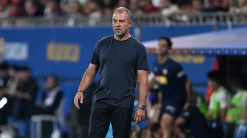 Hansi Flick começa a planejar o confronto contra o Getafe, com atenção especial à rotação do elenco e ao cuidado físico de jogadores-chave como Araujo, Cubarsí e De Jong. (Photo by David Ramos/Getty Images)