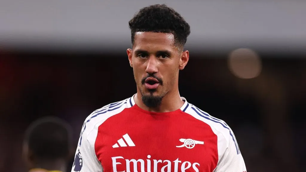 William Saliba, em campo, de camisa vermelha e branca