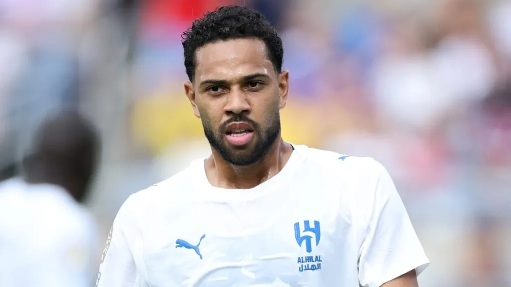 Renan Lodi, em campo, de camisa branca do Al-Hilal